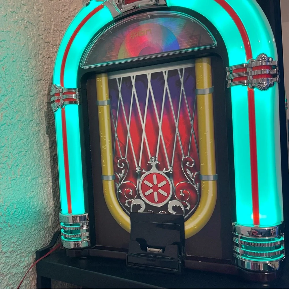 ❌SOLD ON ♏️ERCARI - Ion light up color changing jukebox speaker - Picture 2 of 5